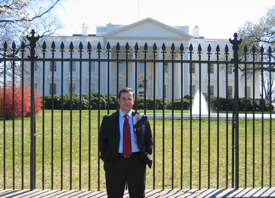Beyaz Saray'ın önüne kravatlı gelmesem ayıp olurdu...