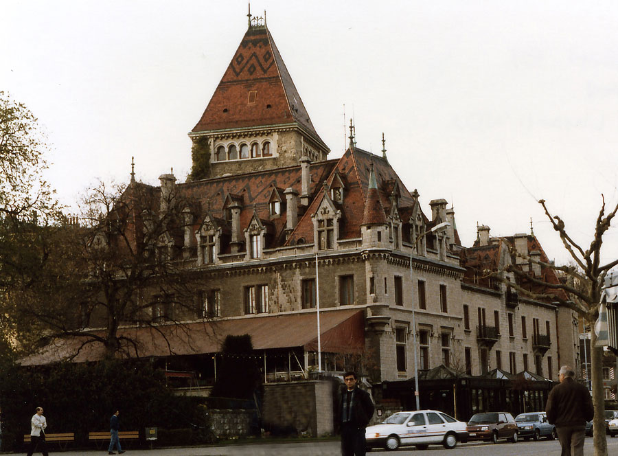 Günümüzde otel olarak hizmet veren Uşi Şatosu (Château d'Ouchy)