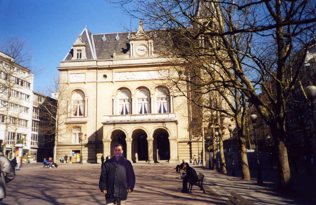 Önünde bulunduğum Cercle Cité adlı bina kültür ve sanat faaliyetleri için kullanılıyor
