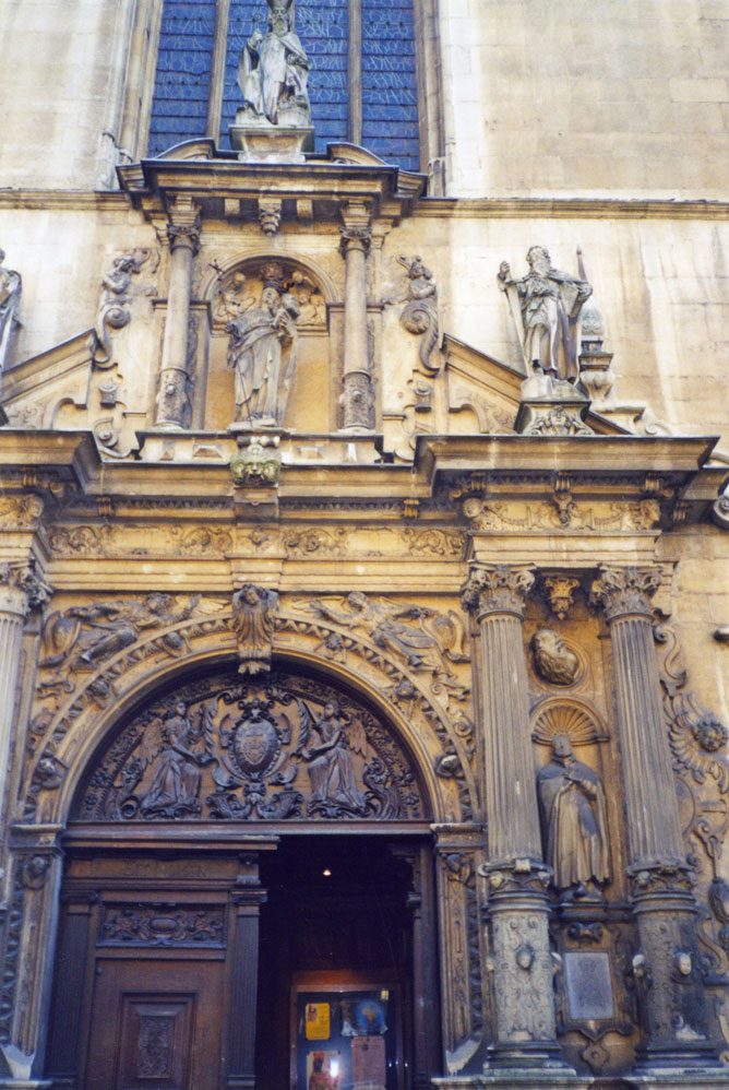 Notre-Dame Katedrali'nin işlemeli kapısı