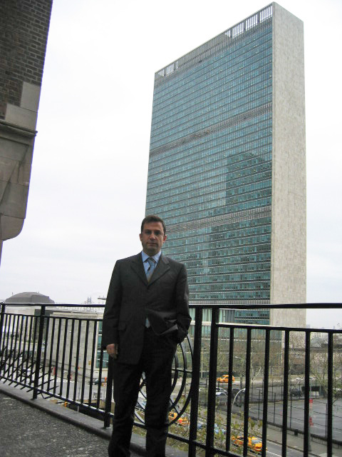 Birleşmiş Milletler'in merkezi önünde...