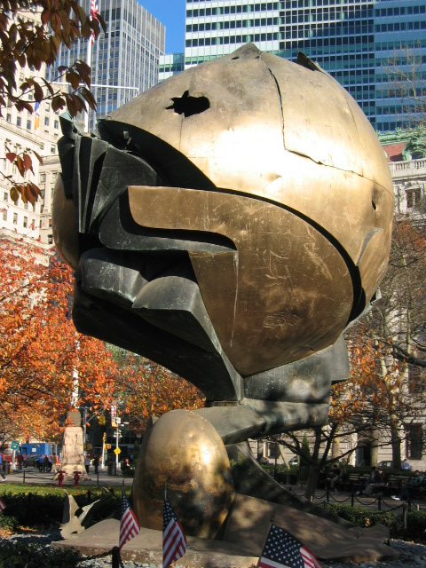 “The Sphere” (Küre) adlı bu anıt, Dünya Ticaret Merkezi’nin, yani İkiz Kuleler'in avlusunda iken 11 Eylül saldırısında hasar görmüş. Daha sonra Manhattan Adası’nın güney ucundaki bir parka taşınmış.