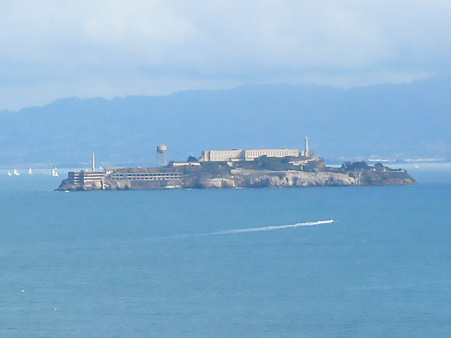 Uzaktan Alcatraz Adası'nın görünümü