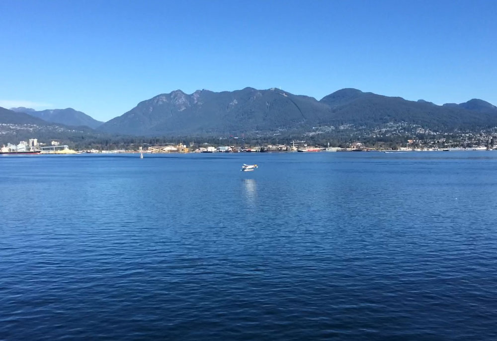 Amfibik bir uçağın Vancouver Limanı'nda suya iniş anı