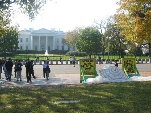 Beyaz Saray'ın karşısında nükleer silahlanma karşıtı eylem