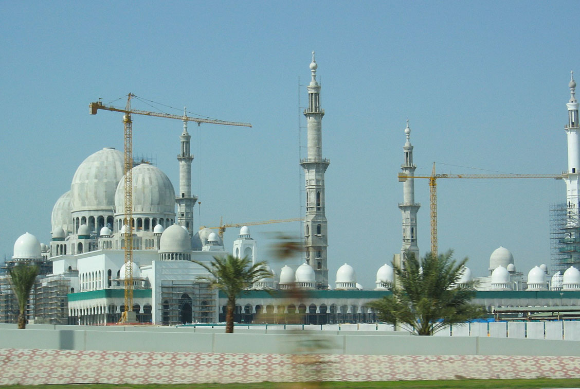Seyahatimiz sırasında yapımı devam etmekte olan Şeyh Zayed Camii, 2004’te ölen BAE Emiri Şeyh Zayed bin Sultan Al-Nahyan’ın adına Abu Dabi'de inşa edilmiş.