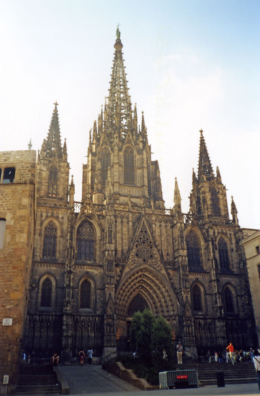 Gotik mimarinin tipik örneği Barselona Katedrali