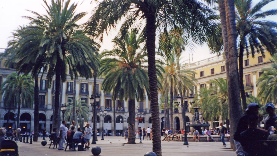 Barcelona'nın Kraliyet Meydanı (Plaça Reial)
