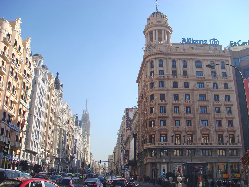 Madrid'in hareketli caddelerinden Büyük Yol (Gran Via)