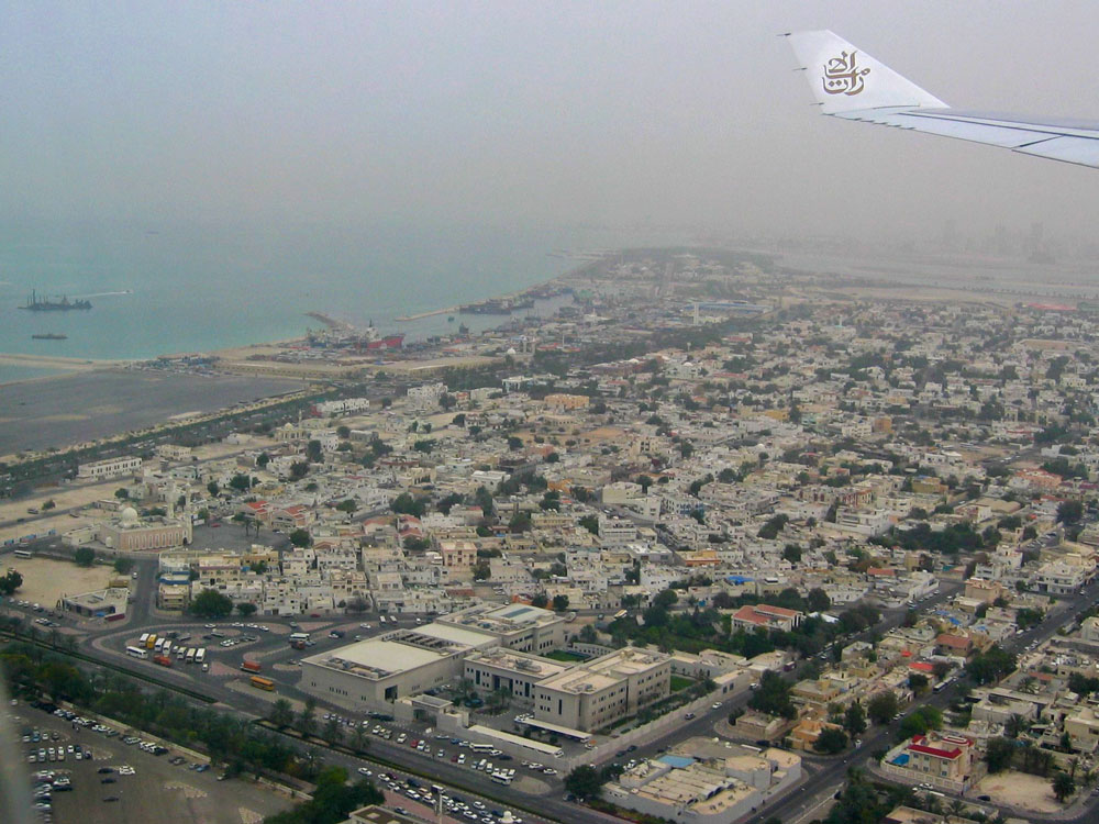 Uçaktan Dubai'nin meskun bölgelerinin görünümü