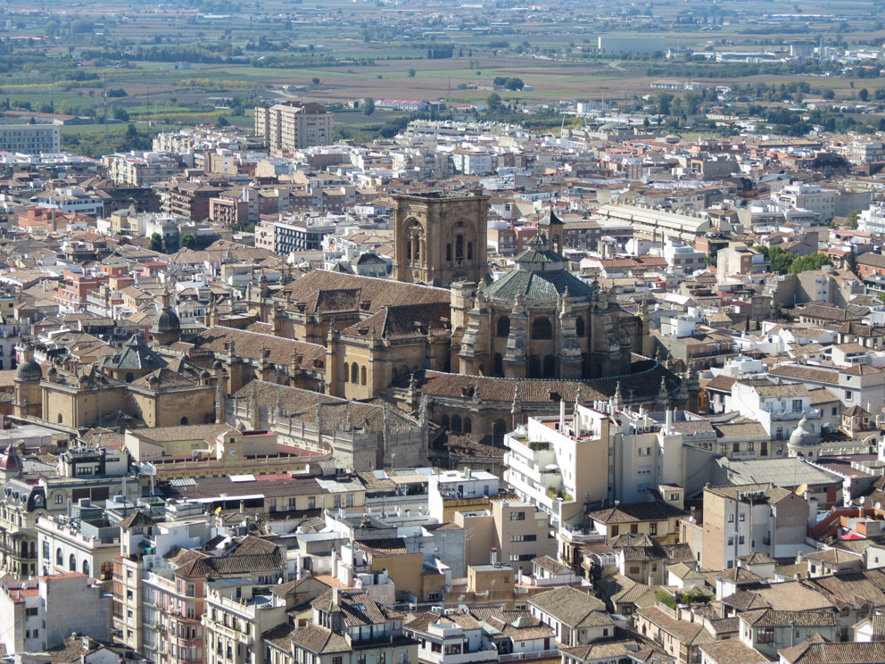 Elhamra'dan Granada Katedrali'nin görünüşü