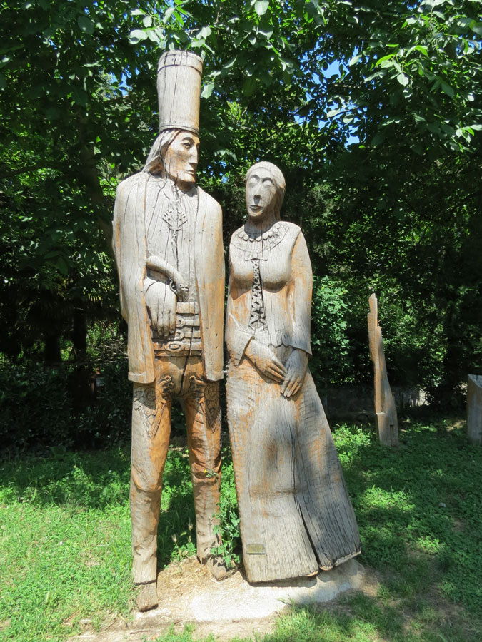 Beykoz'a bağlı Polonezköy'de ahşap heykeller 