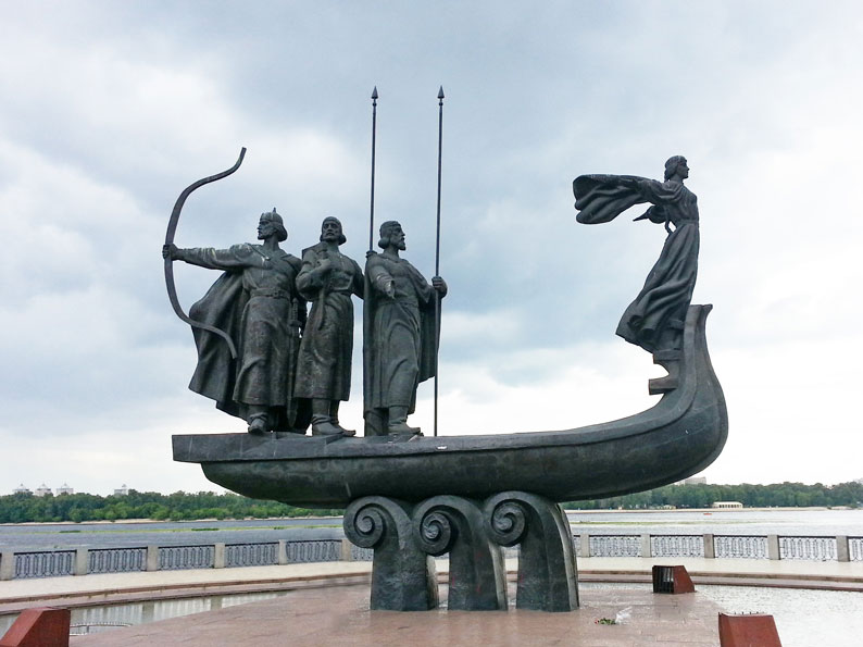 Kiev'in Kurucuları Anıtı, şehrin kuruluşunun 1500. yıldönümü olan 1981'de yapılmış. Kiev'i kurduğuna inanılan üç erkek ve bir kız kardeşi sembolize ediyor.