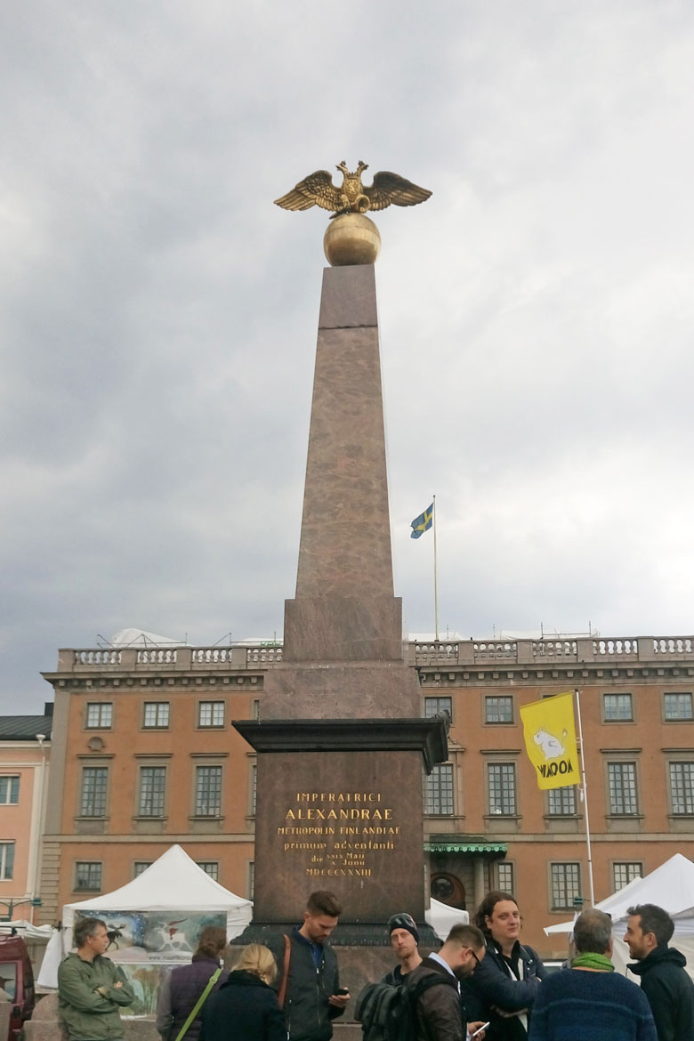 Pazar Meydanı'nda "Çariçe Taşı" denilen anıt