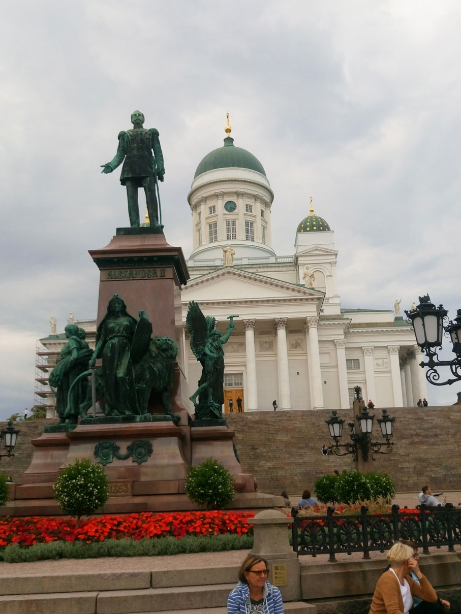 Helsinki Katedrali ve Çar II. Alexandr heykeli