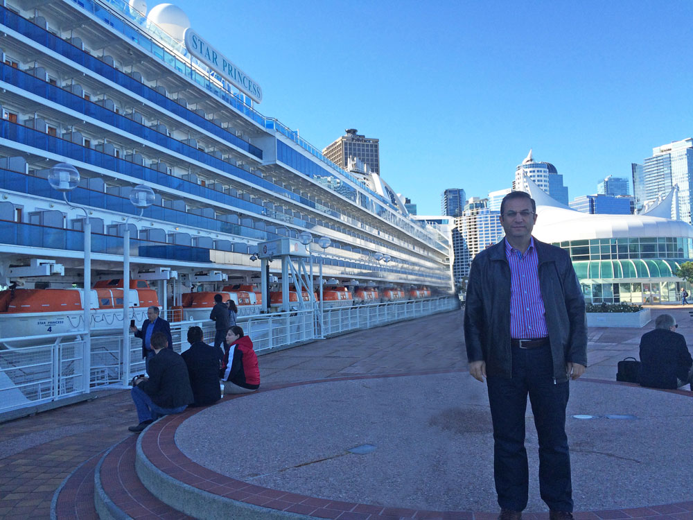Vancouver'da Canada Place adlı kongre merkezi ve iskelede cruise gemisi
