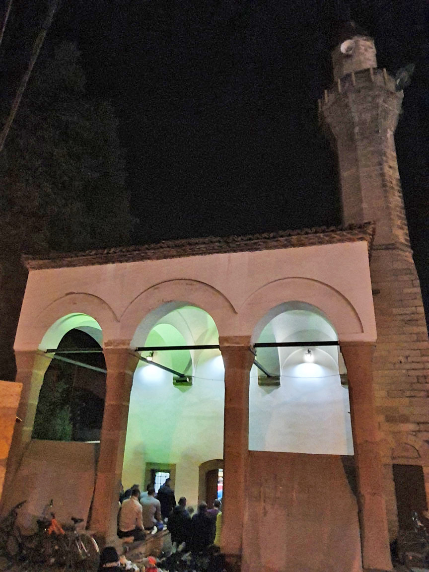 Leylek Camii'nde yatsı namazı kılınıyor
