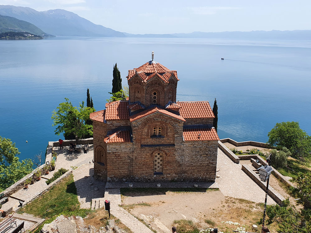 Göl manzaralı Aziz Yuvan Kilisesi