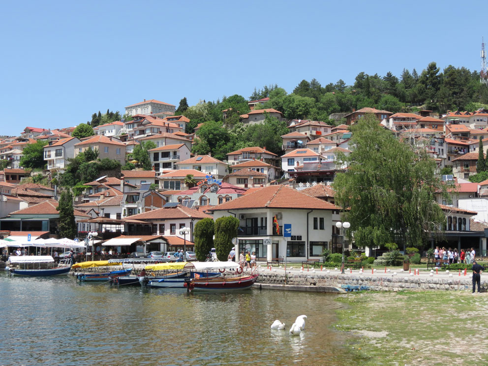 Limandan Ohrid evlerine bakış