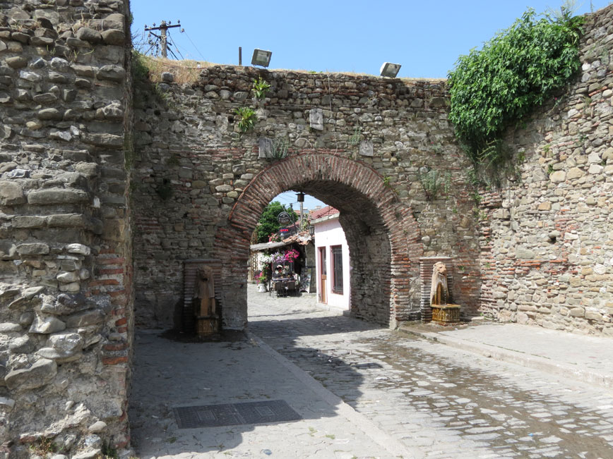 Elbasan Kalesi'nin kapılarından biri