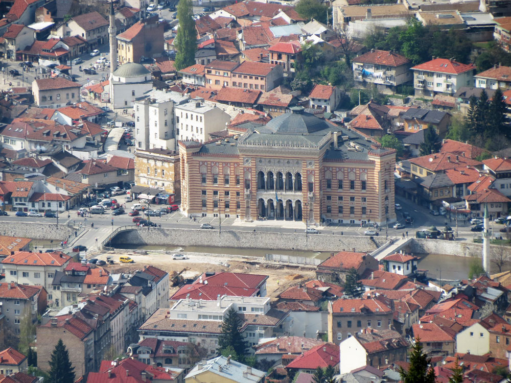 Saraybosna'da Milli Kütüphane ve civarı