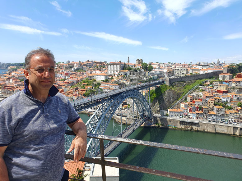 Porto da tepeler üzerine yerleşmiş