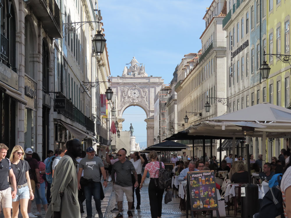 Lizbon'un kalbinde Augusta Caddesi ve Augusta Takı