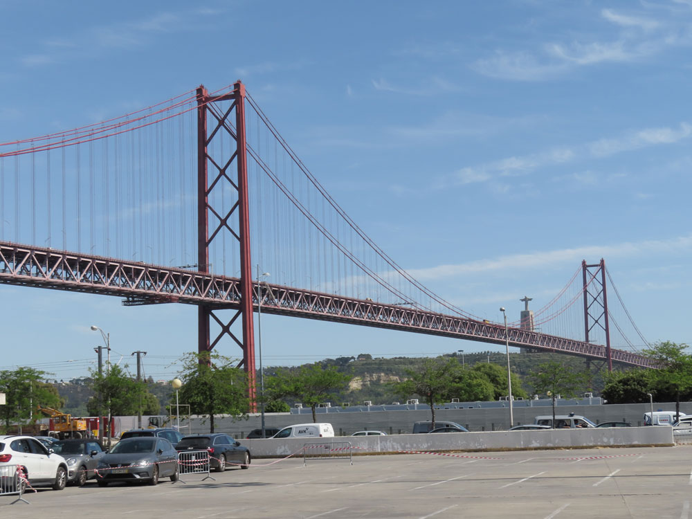 Belém yolu üzerindeki 25 Nisan Köprüsü San Francisco'daki Golden Gate Köprüsü'nü andırıyor