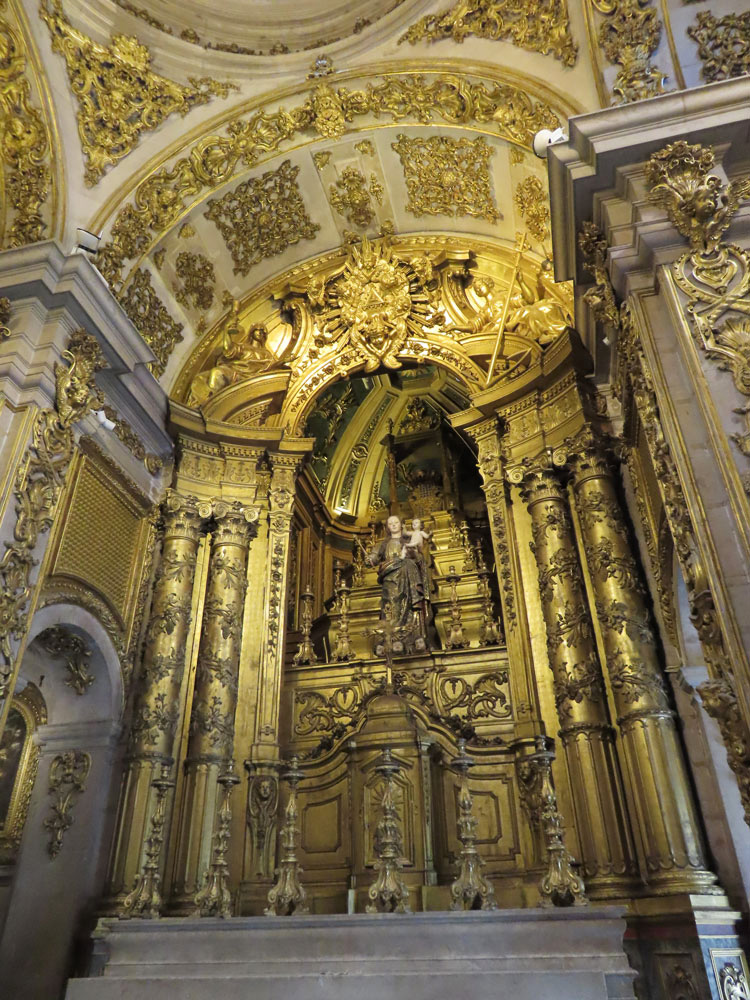 Kiliselerin çoğunda altın varak cömertçe kullanılmış