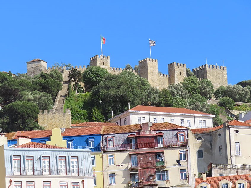 Lizbon Kalesi'nin şehir merkezinden görünümü