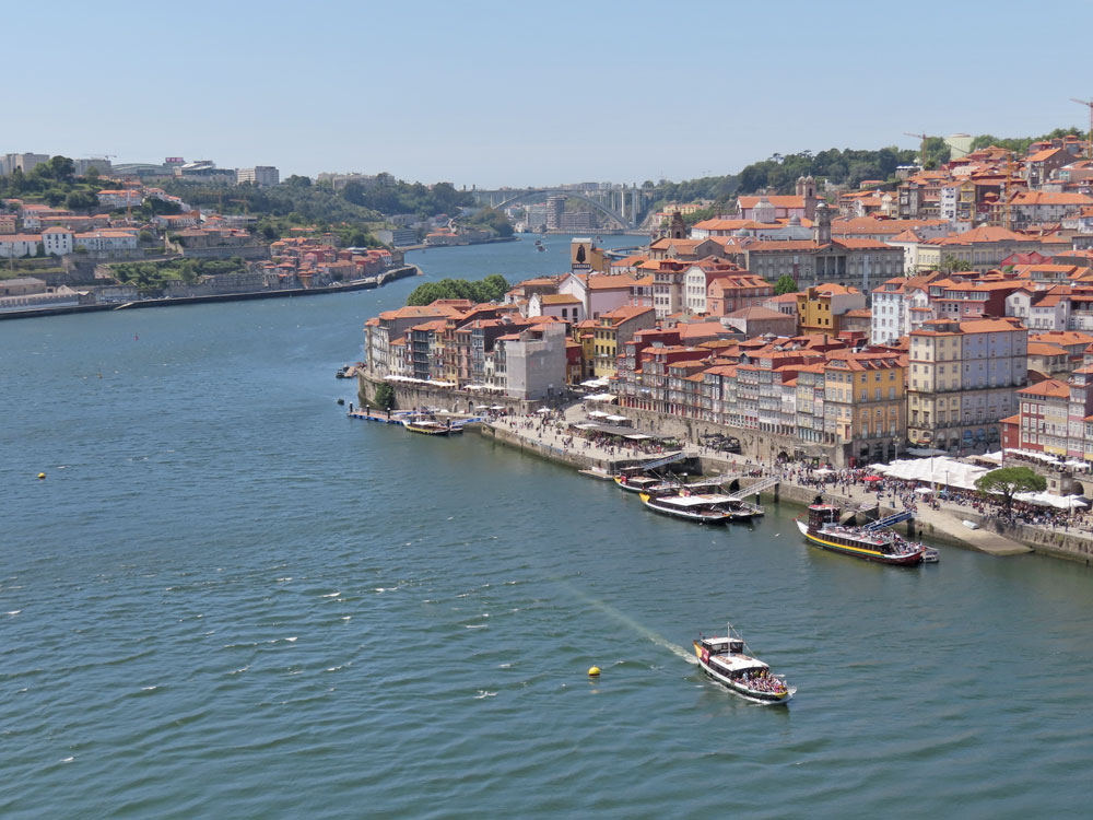 Yanlışlıkla İstanbul fotoğrafı koymuş değilim, bu bir Porto manzarası.
