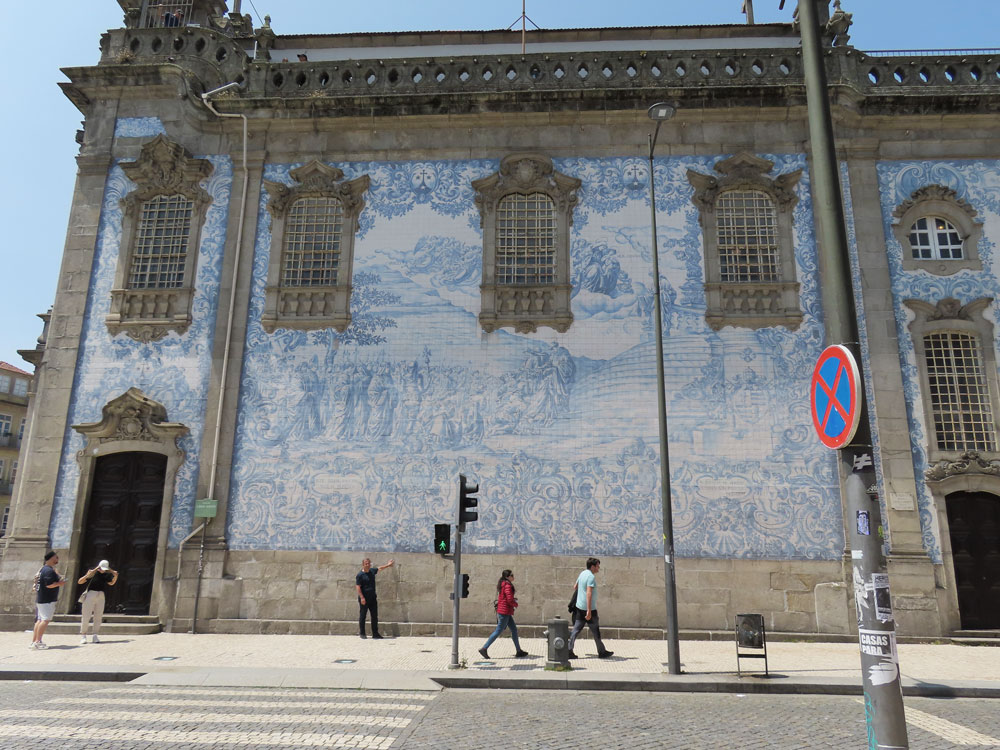 Porto'daki Carmo Kilisesi'nin bir duvarı tamamen seramiklerle kaplı