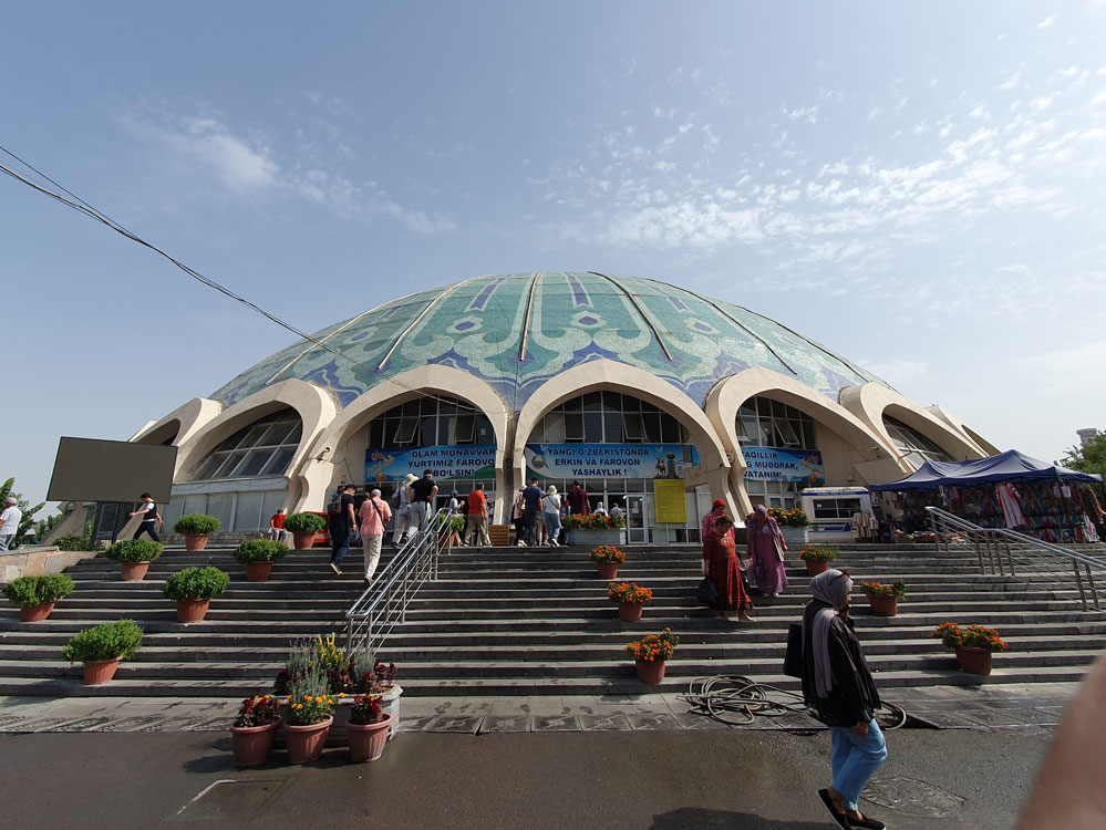Dev bir kubbe ile kapalı bulunan Corsu Bazar