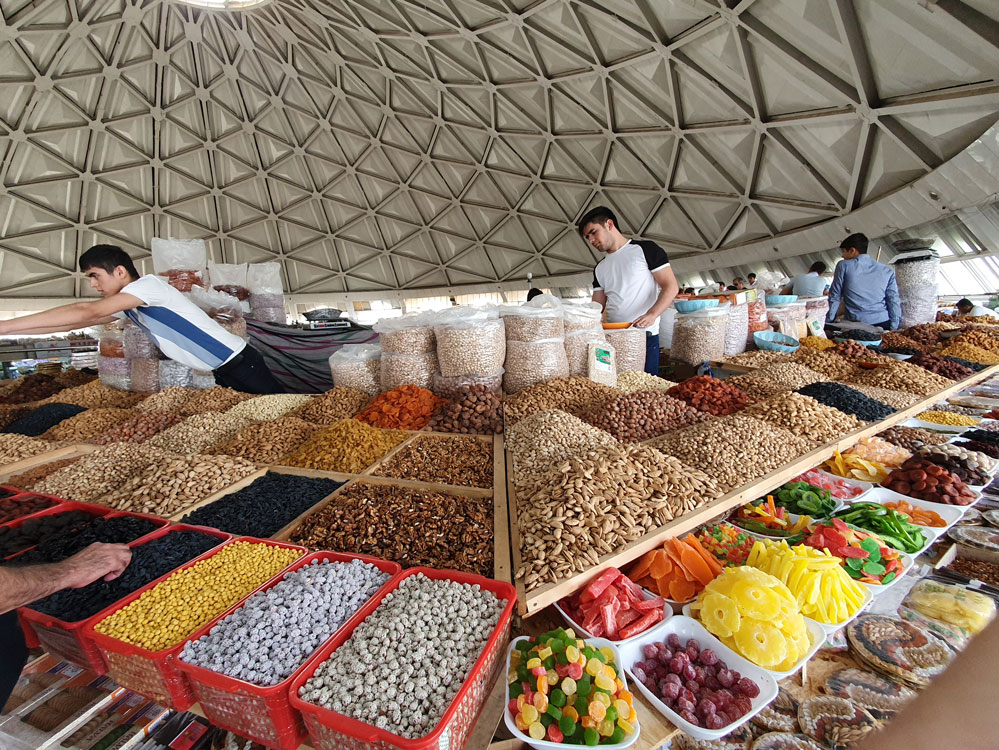 Taşkent'teki Corsu Bazar'da (Çarşı Pazar) bir kuruyemiş tezgahı