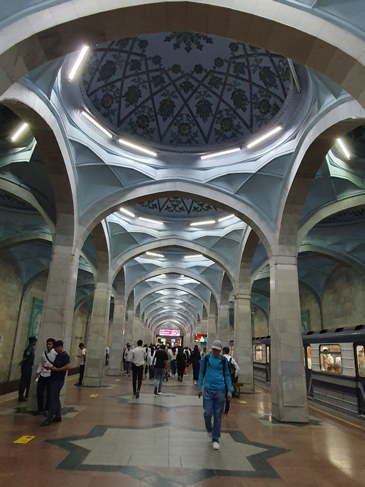 Ali Şir Nevai Metro İstasyonu