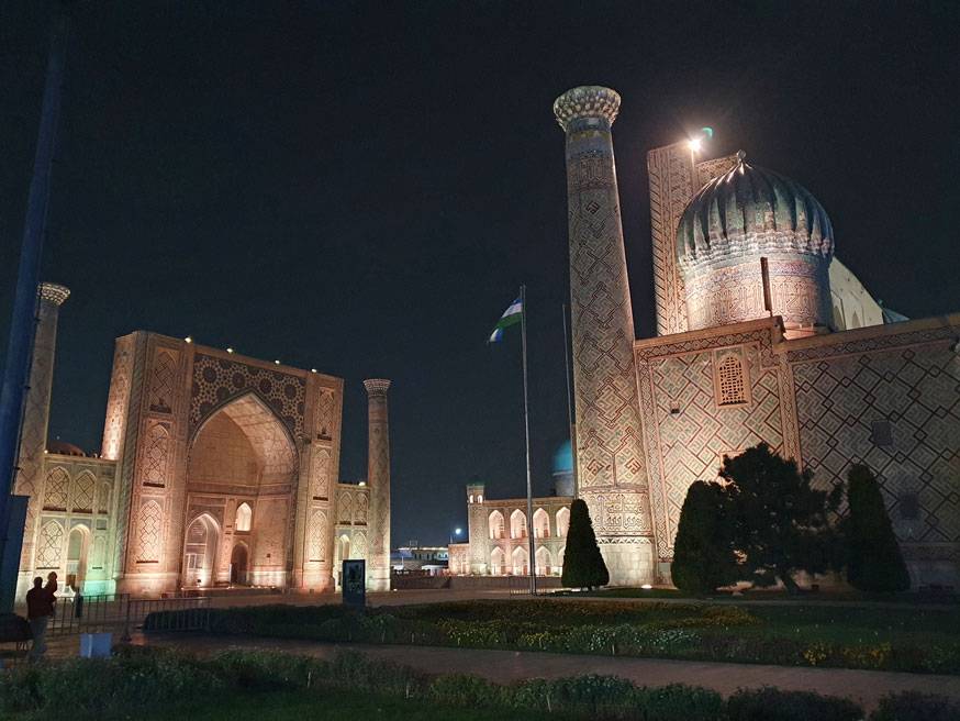 Registan Meydanı gece bir başka güzel...