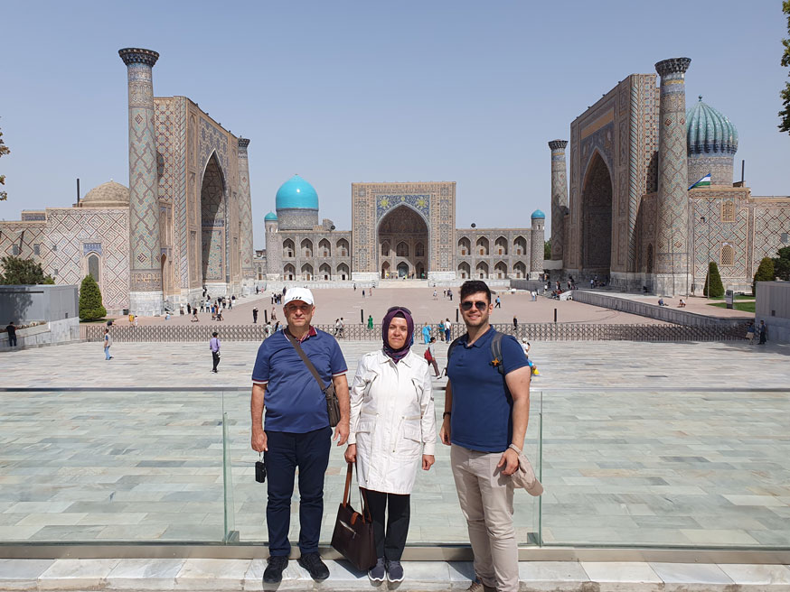 Registan Meydanı'nda ailece poz