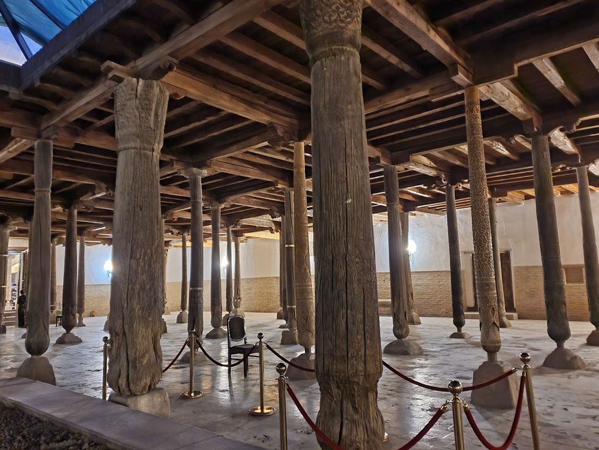 Hive'deki Cuma Camii içinde bulunan 213 ahşap sütunun 7 tanesi 10. yüzyıldan kalma