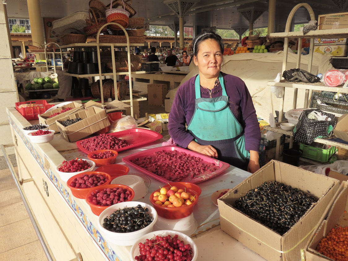 Alay Pazarı'nda satış yapan Özbek kadın