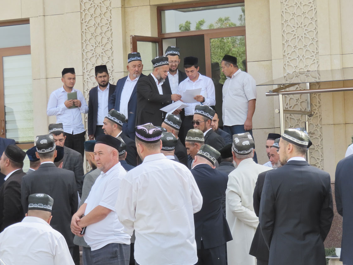 Türbedeki bir program için gelen Özbek din görevlileri