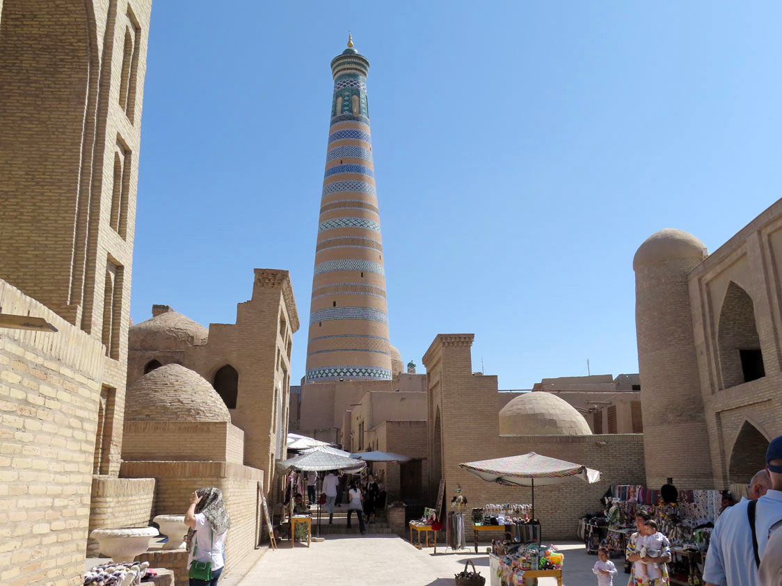 Tarihi dekor eşliğinde İslam Hoca Medresesi’nin 57 metre yükseklikteki minaresi