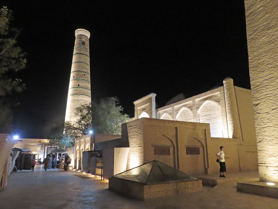 Caminin minaresi 10. asırdan beri ayakta