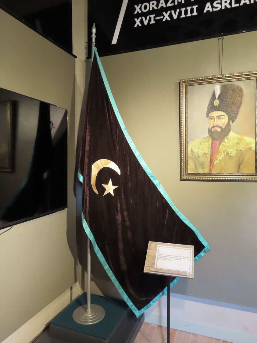 Harezm (Hive) Hanlığı'nın 19. asırdan kalan bayrağı Nurullah Bey Sarayı'nda sergileniyor